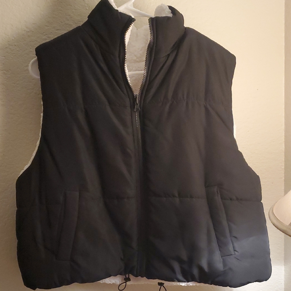 New No Boundaries Women Black Reversible Sherpa Puffer Vest Without Tags.